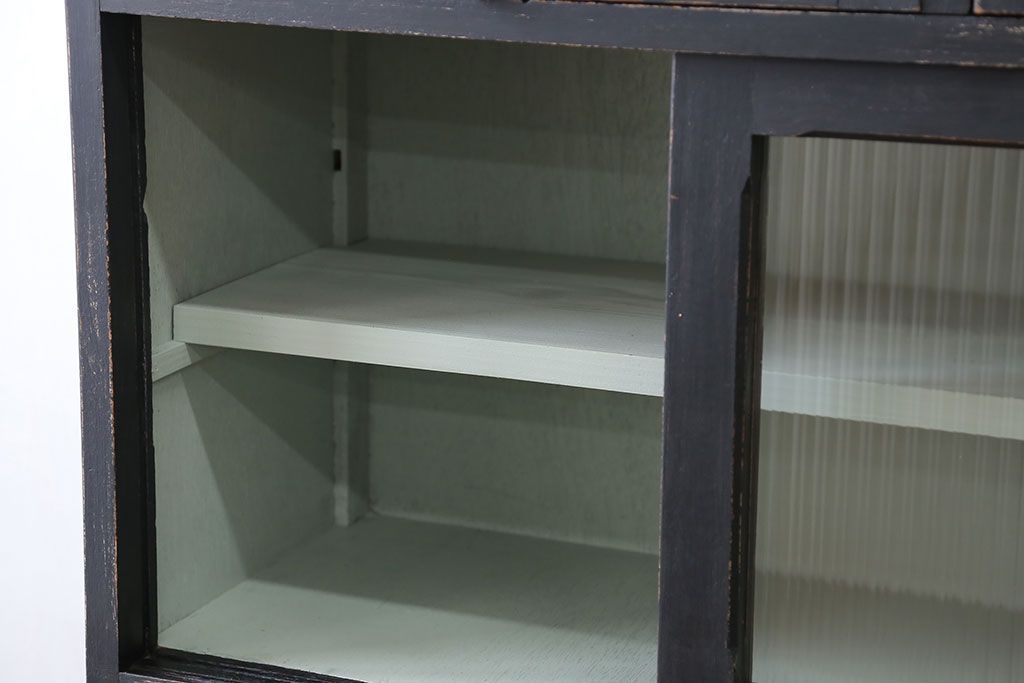 アンティーク家具　アンティークペイント モールガラス入りのシックな食器棚(キッチンキャビネット)