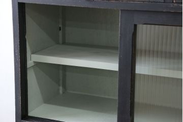 アンティーク家具　アンティークペイント モールガラス入りのシックな食器棚(キッチンキャビネット)