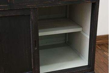 アンティーク家具　アンティークペイント モールガラス入りのシックな食器棚(キッチンキャビネット)
