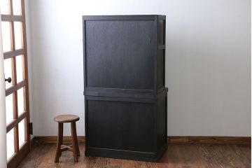 アンティーク家具　アンティークペイント モールガラス入りのシックな食器棚(キッチンキャビネット)