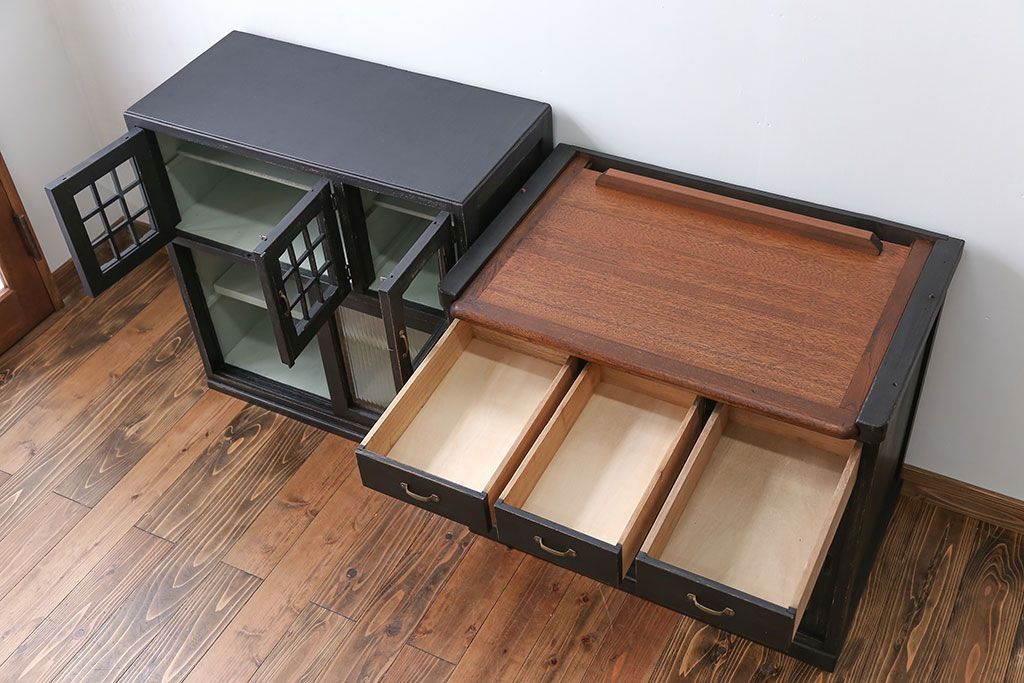 アンティーク家具　アンティークペイント モールガラス入りのシックな食器棚(キッチンキャビネット)