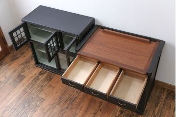 アンティーク家具　アンティークペイント モールガラス入りのシックな食器棚(キッチンキャビネット)