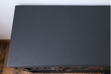 アンティーク家具　アンティークペイント モールガラス入りのシックな食器棚(キッチンキャビネット)