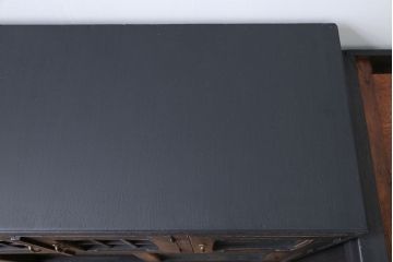 アンティーク家具　アンティークペイント モールガラス入りのシックな食器棚(キッチンキャビネット)