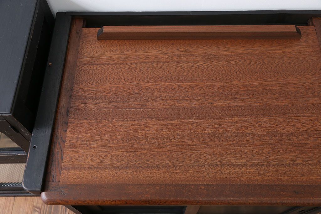 アンティーク家具　アンティークペイント モールガラス入りのシックな食器棚(キッチンキャビネット)