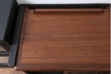 アンティーク家具　アンティークペイント モールガラス入りのシックな食器棚(キッチンキャビネット)