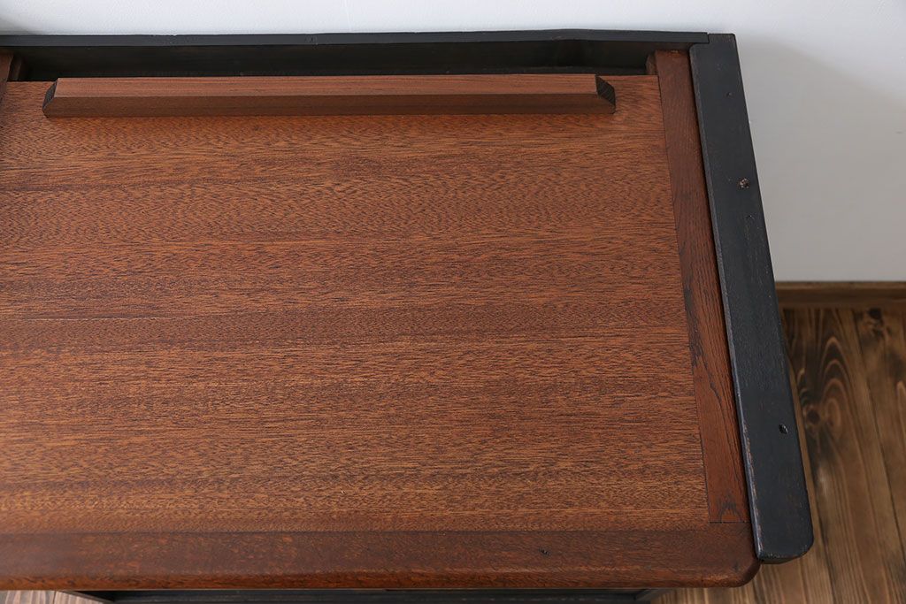 アンティーク家具　アンティークペイント モールガラス入りのシックな食器棚(キッチンキャビネット)