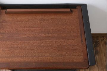 アンティーク家具　アンティークペイント モールガラス入りのシックな食器棚(キッチンキャビネット)