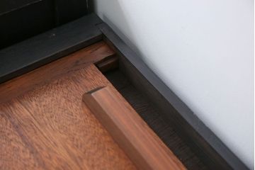 アンティーク家具　アンティークペイント モールガラス入りのシックな食器棚(キッチンキャビネット)