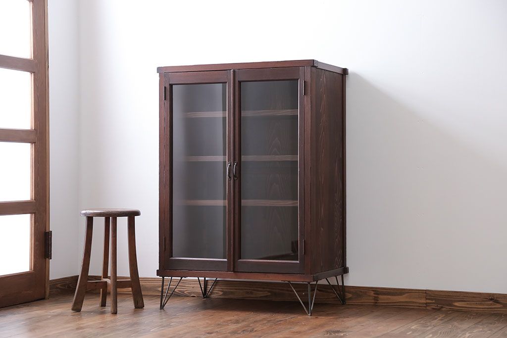 アンティーク家具　アンティーク 古い木のシンプルな鉄脚収納棚(キャビネット)