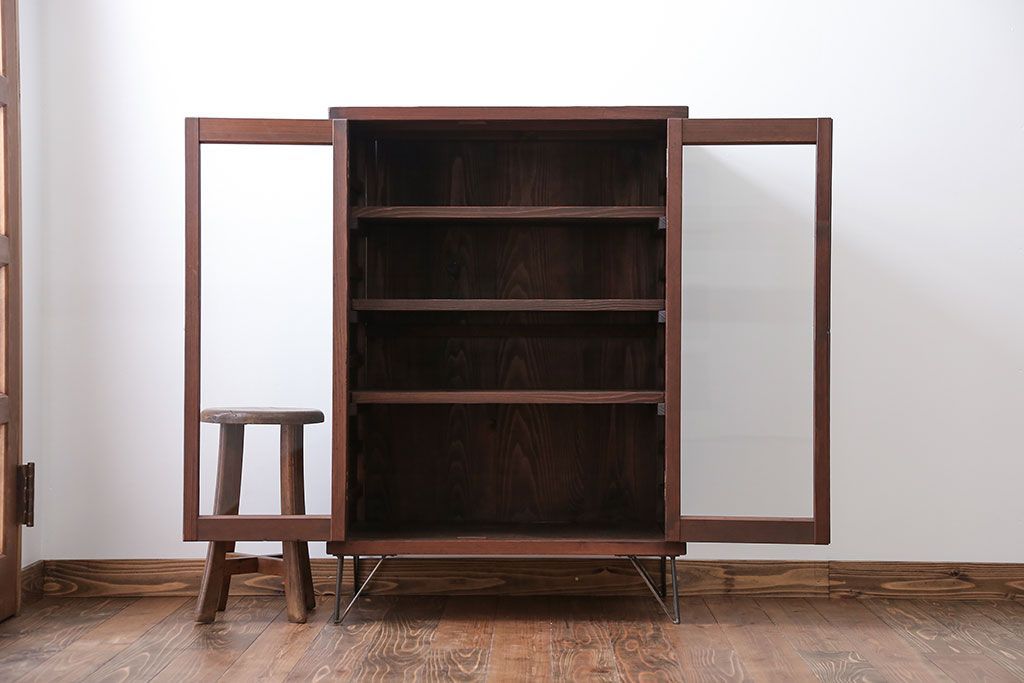 アンティーク家具　アンティーク 古い木のシンプルな鉄脚収納棚(キャビネット)