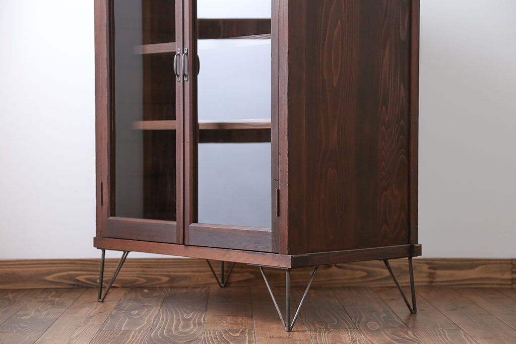 アンティーク家具　アンティーク 古い木のシンプルな鉄脚収納棚(キャビネット)