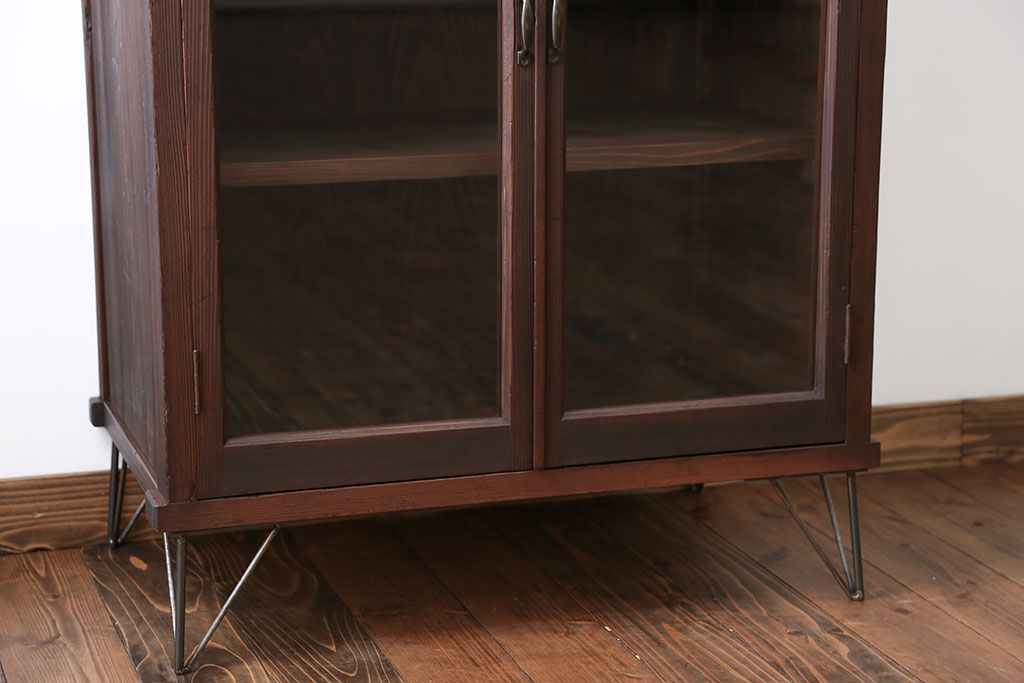 アンティーク家具　アンティーク 古い木のシンプルな鉄脚収納棚(キャビネット)