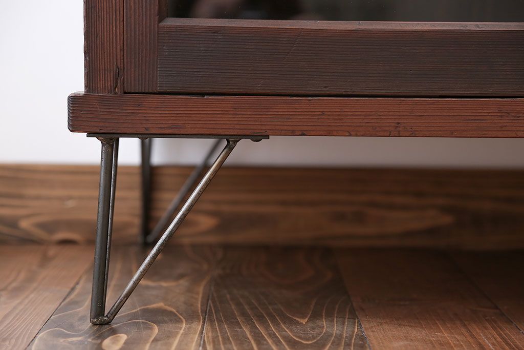 アンティーク家具　アンティーク 古い木のシンプルな鉄脚収納棚(キャビネット)