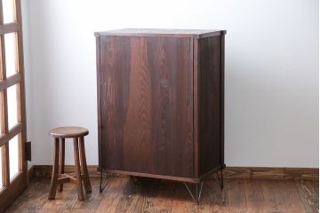 アンティーク家具　アンティーク 古い木のシンプルな鉄脚収納棚(キャビネット)