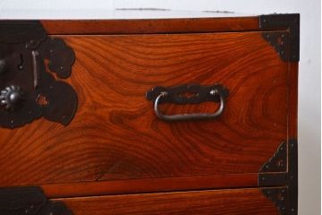 アンティーク家具　アンティーク 前面欅材の漆のキレイな庄内箪笥(時代箪笥)