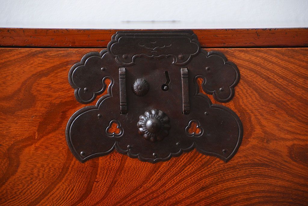 アンティーク家具　アンティーク 前面欅材の漆のキレイな庄内箪笥(時代箪笥)