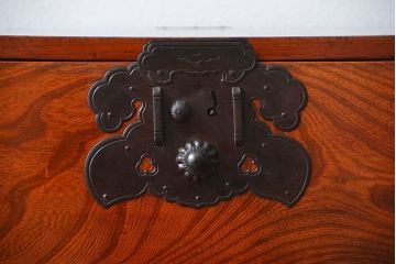 アンティーク家具　アンティーク 前面欅材の漆のキレイな庄内箪笥(時代箪笥)