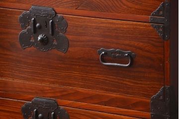 アンティーク家具　アンティーク 前面欅材の漆のキレイな庄内箪笥(時代箪笥)