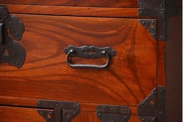 アンティーク家具　アンティーク 前面欅材の漆のキレイな庄内箪笥(時代箪笥)