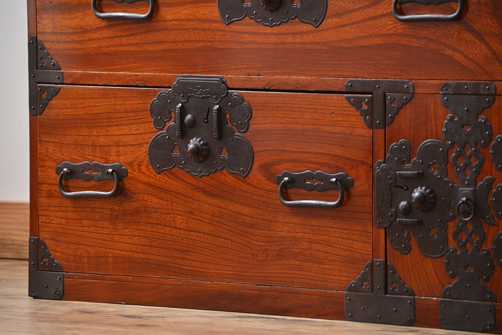 アンティーク家具　アンティーク 前面欅材の漆のキレイな庄内箪笥(時代箪笥)