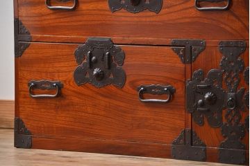 アンティーク家具　アンティーク 前面欅材の漆のキレイな庄内箪笥(時代箪笥)