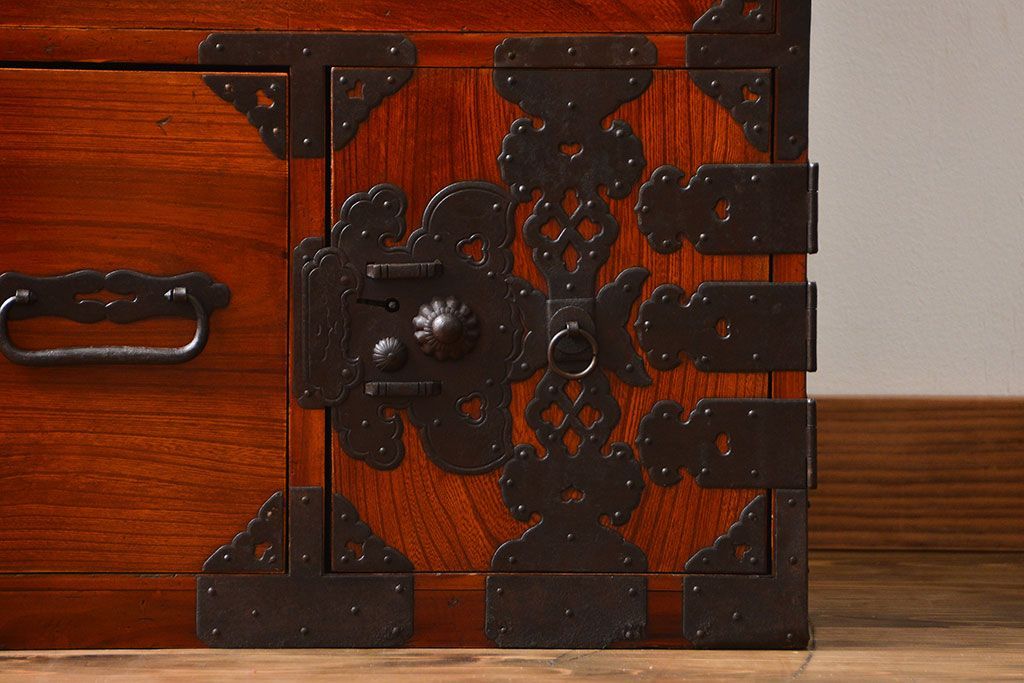 アンティーク家具　アンティーク 前面欅材の漆のキレイな庄内箪笥(時代箪笥)