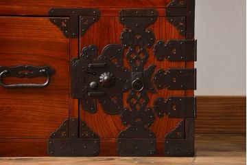 アンティーク家具　アンティーク 前面欅材の漆のキレイな庄内箪笥(時代箪笥)