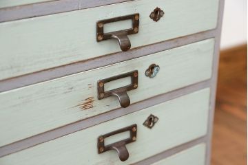 アンティーク家具　アンティークペイント ネームプレート取っ手の5段小引き出し