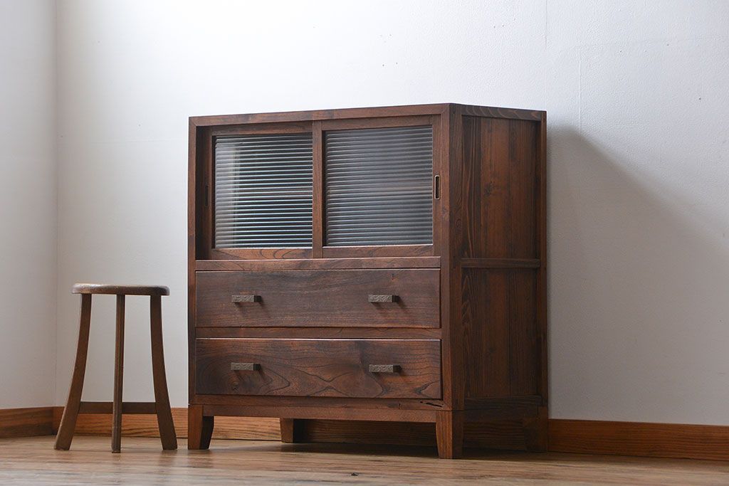 アンティーク家具　古民具・骨董 アンティーク モールガラス入り脚付きチェスト(収納棚、サイドボード)