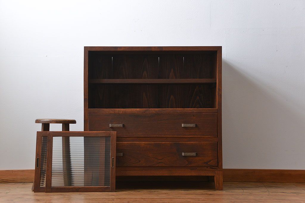 アンティーク家具　古民具・骨董 アンティーク モールガラス入り脚付きチェスト(収納棚、サイドボード)