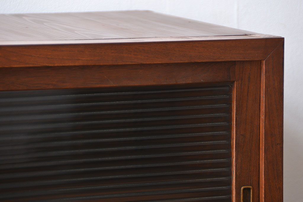 アンティーク家具　古民具・骨董 アンティーク モールガラス入り脚付きチェスト(収納棚、サイドボード)