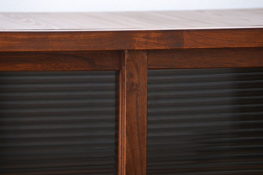 アンティーク家具　古民具・骨董 アンティーク モールガラス入り脚付きチェスト(収納棚、サイドボード)