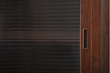 アンティーク家具　古民具・骨董 アンティーク モールガラス入り脚付きチェスト(収納棚、サイドボード)