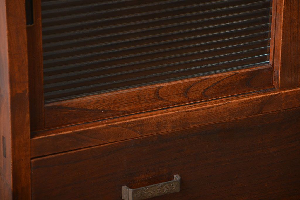 アンティーク家具　古民具・骨董 アンティーク モールガラス入り脚付きチェスト(収納棚、サイドボード)