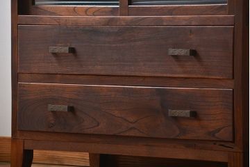 アンティーク家具　古民具・骨董 アンティーク モールガラス入り脚付きチェスト(収納棚、サイドボード)