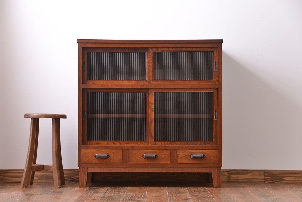 アンティーク家具　アンティーク モールガラス入の脚付き収納棚(食器棚、戸棚)