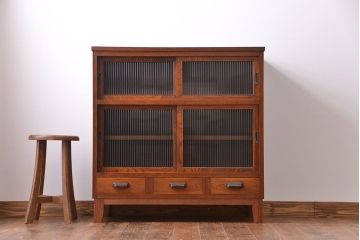 アンティーク家具　アンティーク モールガラス入の脚付き収納棚(食器棚、戸棚)