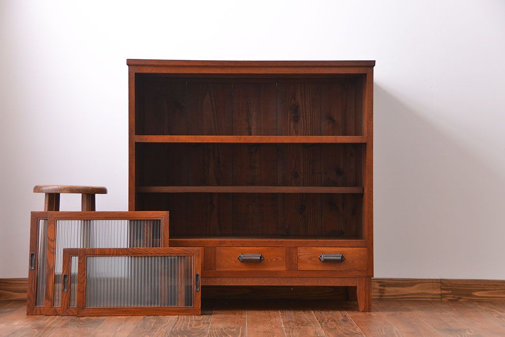 アンティーク家具　アンティーク モールガラス入の脚付き収納棚(食器棚、戸棚)