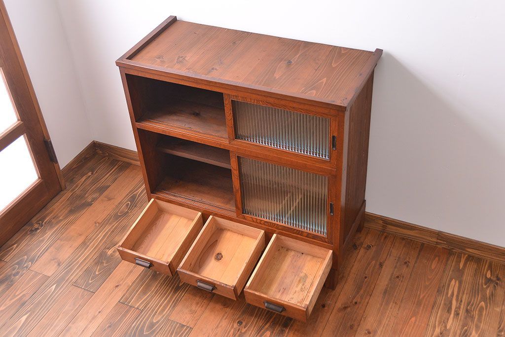 アンティーク家具　アンティーク モールガラス入の脚付き収納棚(食器棚、戸棚)