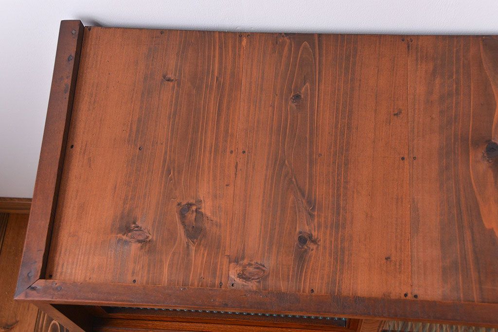 アンティーク家具　アンティーク モールガラス入の脚付き収納棚(食器棚、戸棚)