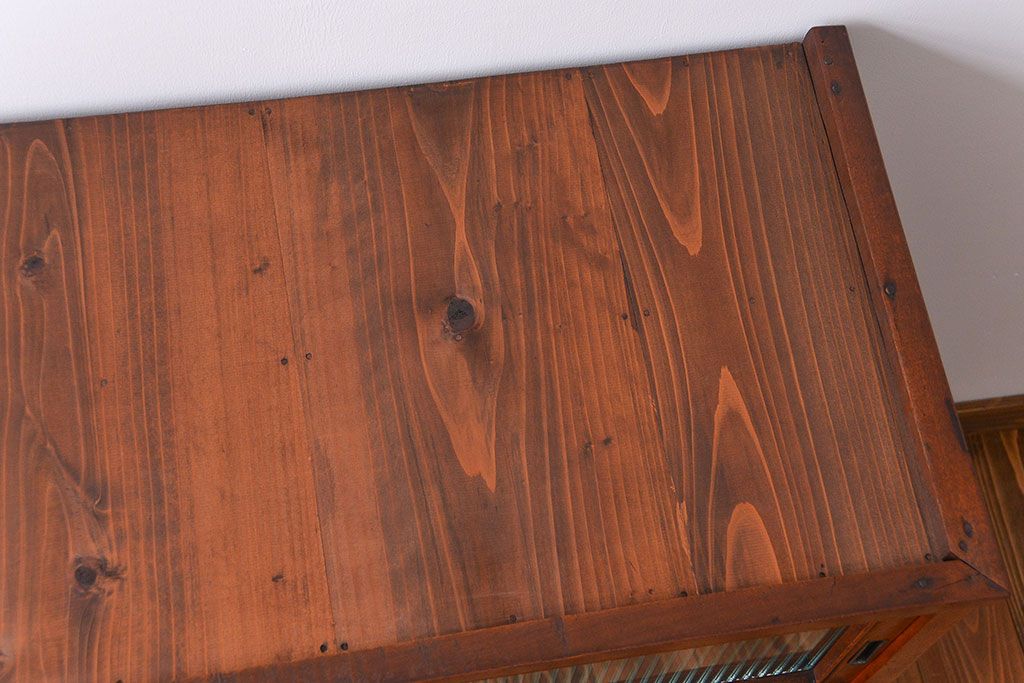 アンティーク家具　アンティーク モールガラス入の脚付き収納棚(食器棚、戸棚)