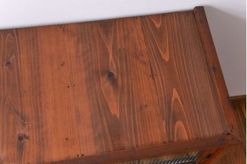 アンティーク家具　アンティーク モールガラス入の脚付き収納棚(食器棚、戸棚)