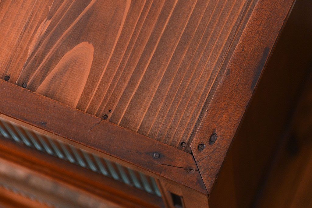 アンティーク家具　アンティーク モールガラス入の脚付き収納棚(食器棚、戸棚)