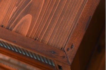 アンティーク家具　アンティーク モールガラス入の脚付き収納棚(食器棚、戸棚)