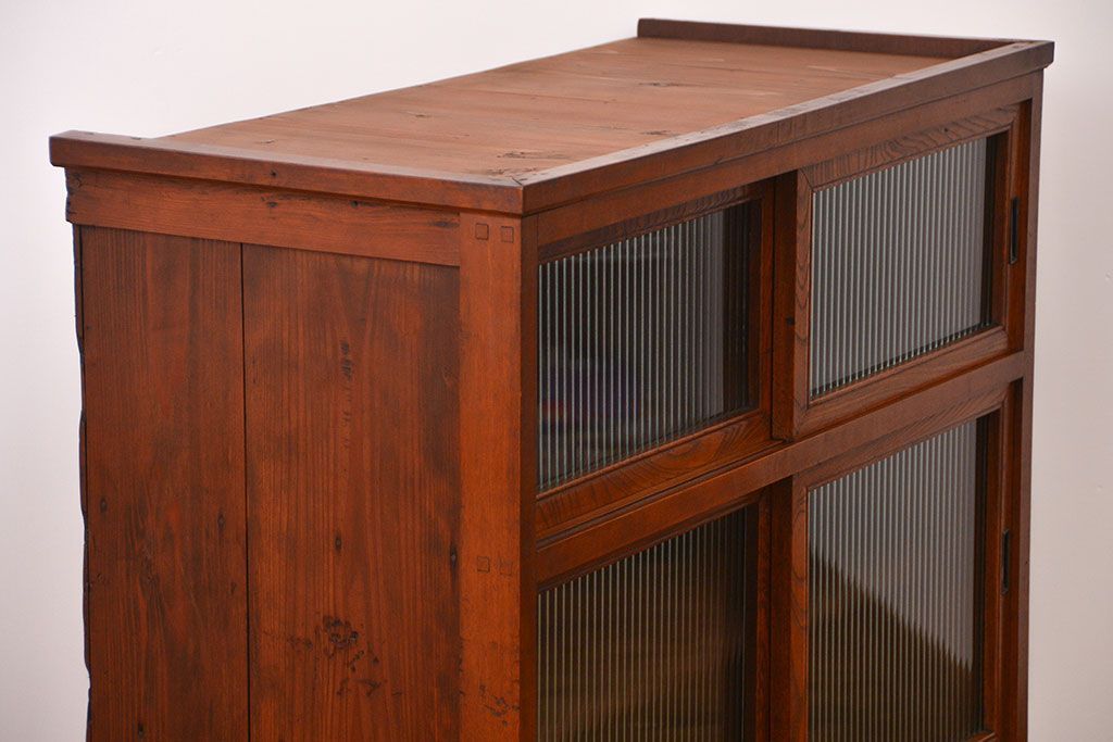 アンティーク家具　アンティーク モールガラス入の脚付き収納棚(食器棚、戸棚)