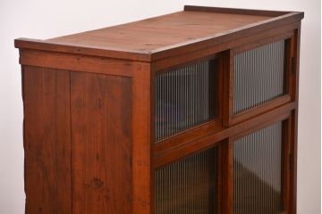 アンティーク家具　アンティーク モールガラス入の脚付き収納棚(食器棚、戸棚)