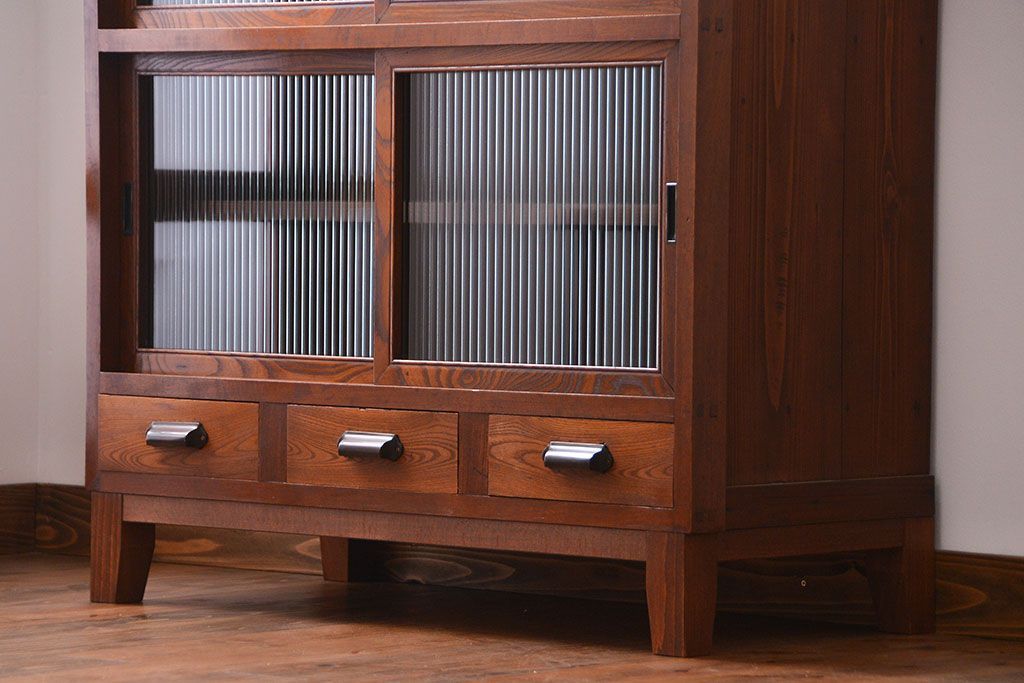 アンティーク家具　アンティーク モールガラス入の脚付き収納棚(食器棚、戸棚)