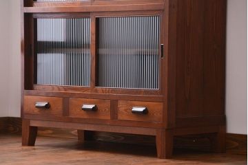 アンティーク家具　アンティーク モールガラス入の脚付き収納棚(食器棚、戸棚)