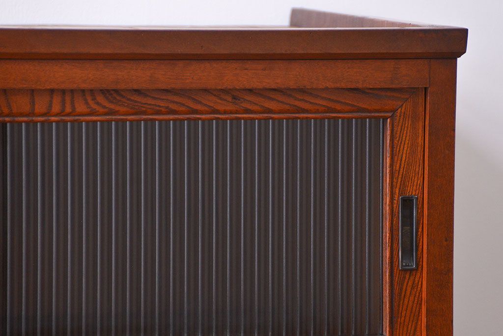 アンティーク家具　アンティーク モールガラス入の脚付き収納棚(食器棚、戸棚)